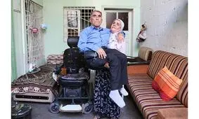 پیرزنی که عاشقانه همسر فلجش را به دوش می‌کشد