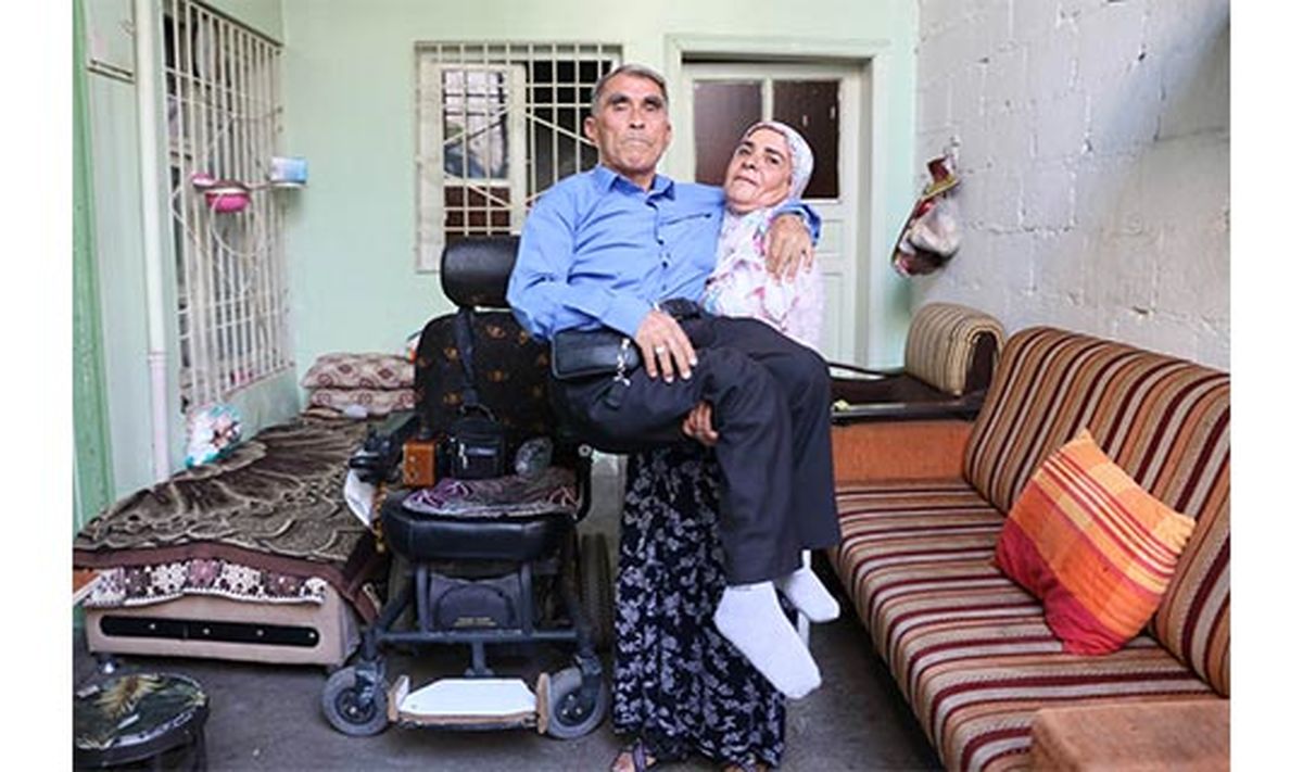 پیرزنی که عاشقانه همسر فلجش را به دوش میکشد