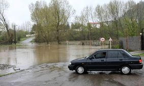محور هراز همچنان مسدود است/ محورهای مواصلاتی ۵ استان بارانی هستند