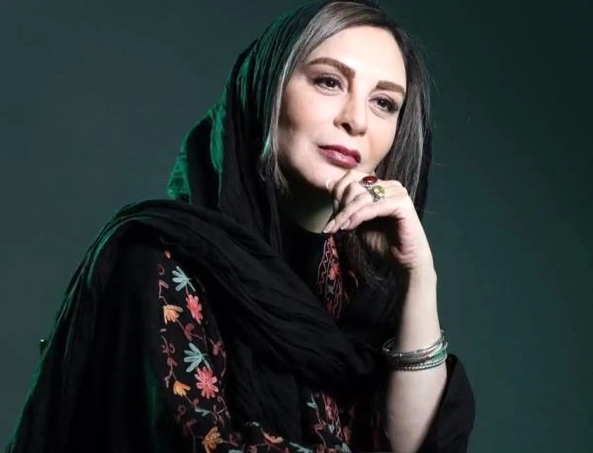 پوشش متفاوت افسانه بایگان بر سر مزار استاد شجریان/ عکس