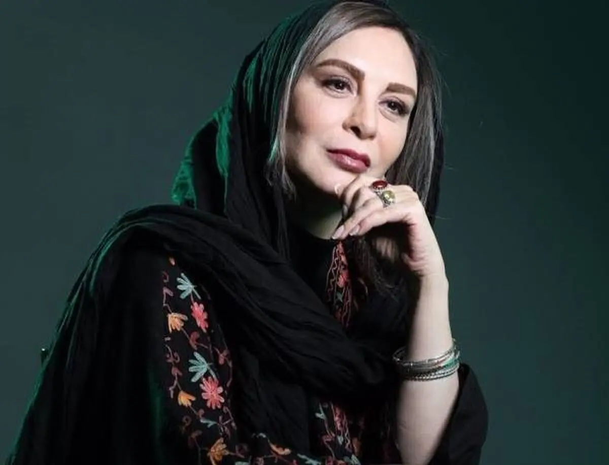 پوشش متفاوت افسانه بایگان بر سر مزار استاد شجریان/ عکس