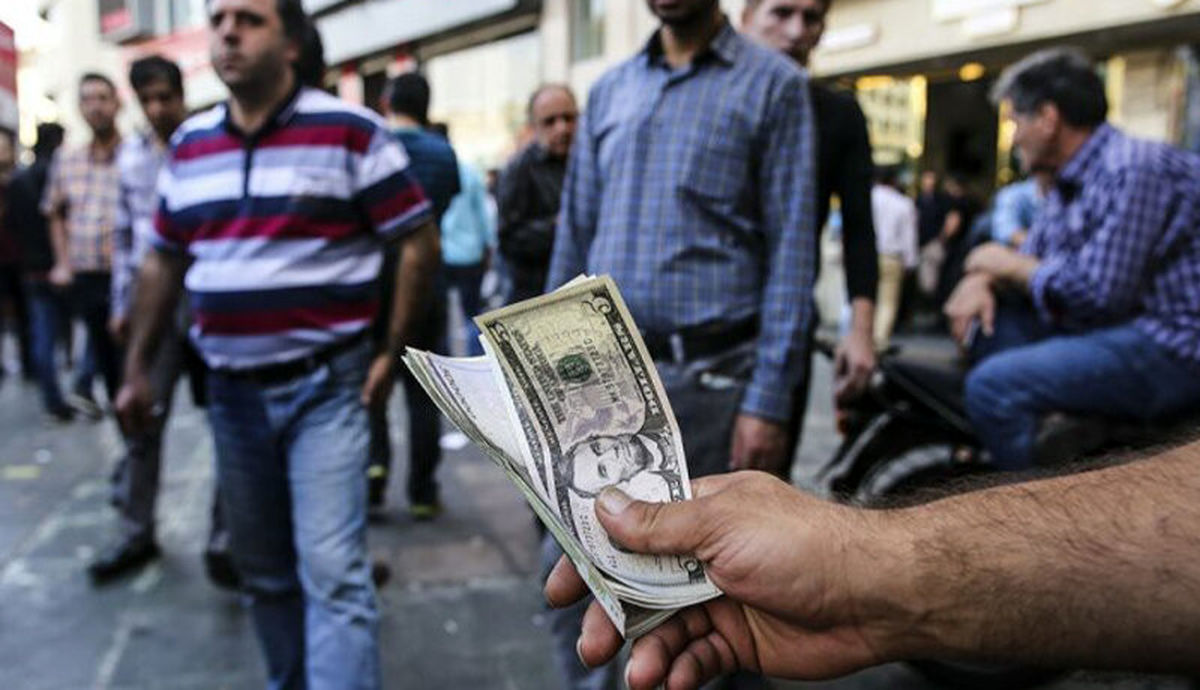 صرافان دلار را به چه قیمتی میخرند؟