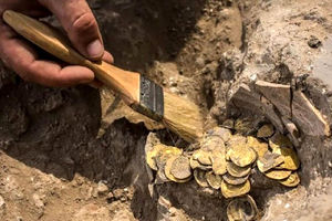 کشف گنجینه سکه‌ طلای ۱۰۰۰ ساله توسط دو نوجوان!