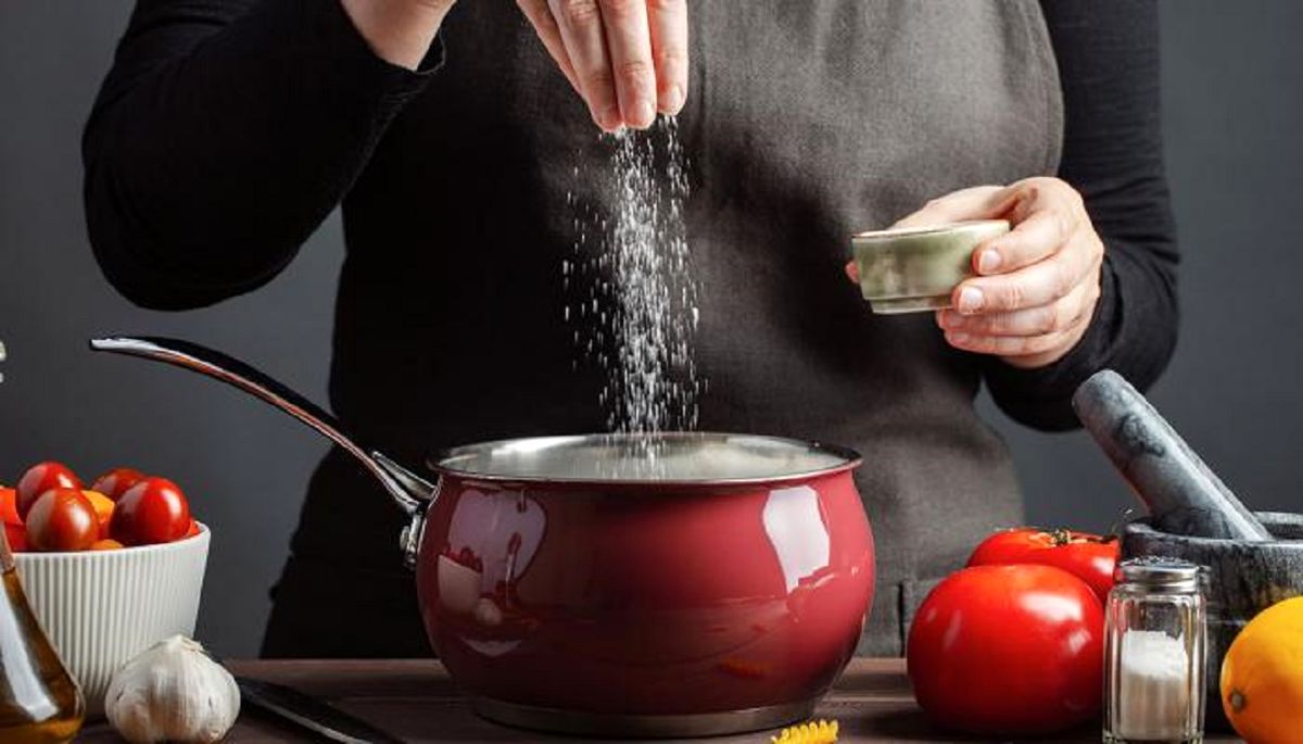 ۸ اشتباه رایج در آشپزی که لذت خوردن غذا را از شما میگیرد