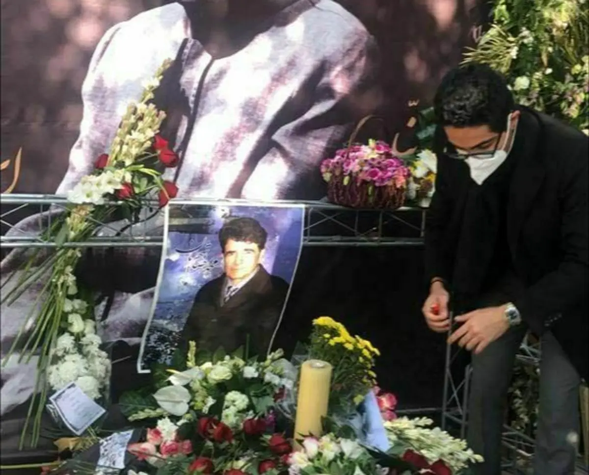 حضور خانواده استاد شجریان بر مزار ایشان/ عکس