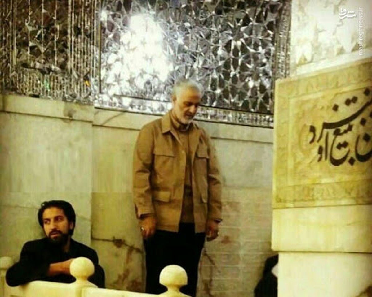 تصویری منتشر نشده از آخرین حضور سردار سلیمانی در مراسم خطبهخوانی حرم مطهر امام رضا(ع)
