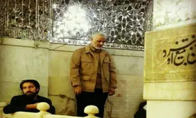 تصویری منتشر نشده از آخرین حضور سردار سلیمانی در مراسم خطبه‌خوانی حرم مطهر امام رضا(ع)