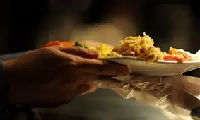 توزیع غذای گرم میان محرومان خاش