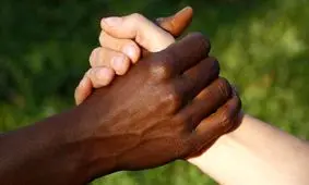 تنبیه جالب کافه‌دار نژادپرست به سبک بوکسرهای معروف مسلمان/ ویدئو