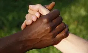 تنبیه جالب کافه‌دار نژادپرست به سبک بوکسرهای معروف مسلمان/ ویدئو