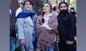حضور افسانه بایگان بر سر مزار استاد شجریان با پوششی متفاوت/ ویدئو