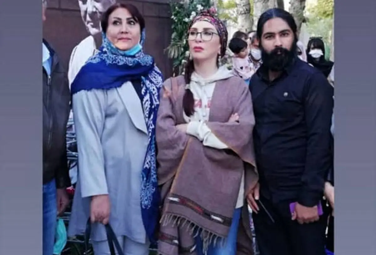 حضور افسانه بایگان بر سر مزار استاد شجریان با پوششی متفاوت/ ویدئو