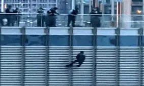 فردی خود را از برج ترامپ آویزان کرد/ ویدئو