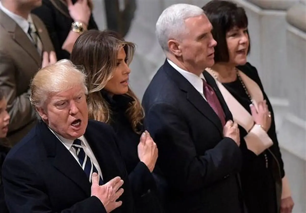 حرکت عجیب ترامپ در کلیسای لاس‌وگاس/ شمردن پول اهدایی جلوی چشم همه!