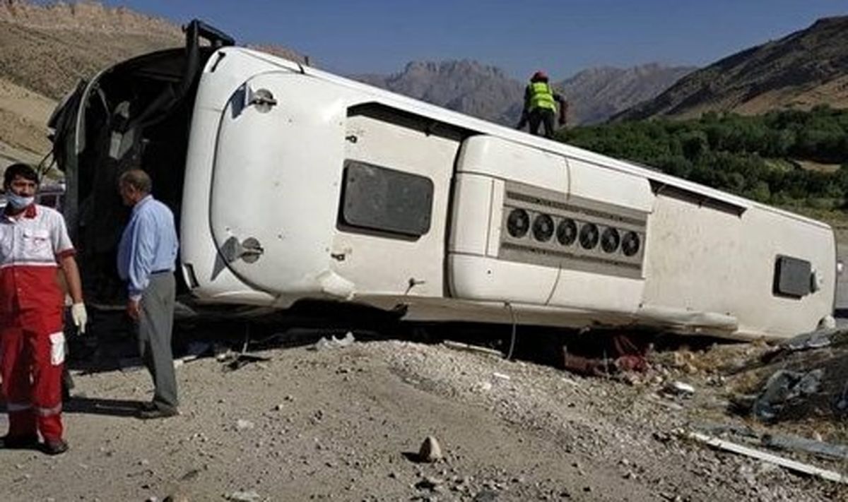 واژگونی اتوبوس در محور قم ـ کاشان/ ۳ نفر کشته و ۱۲ مسافر مجروح شدند