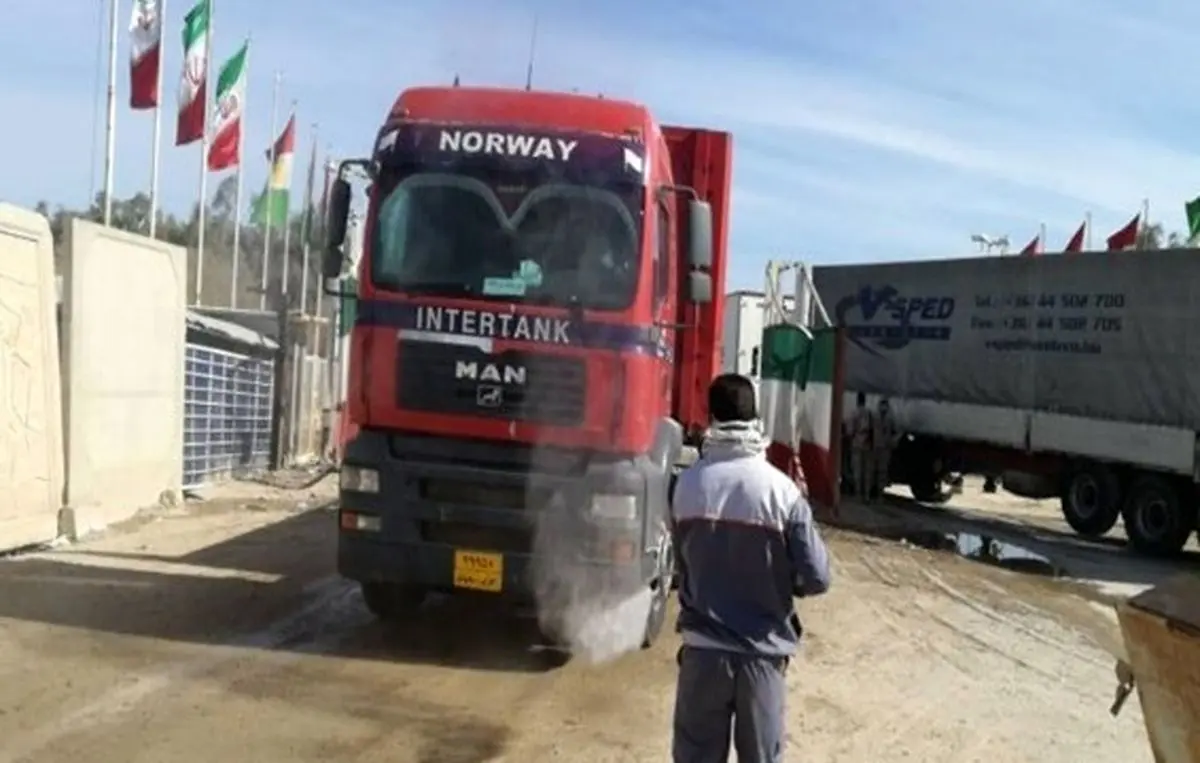 گندزدایی و ضدعفونی کامیون ها در پایانه های مرزی کرمانشاه