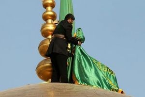 تعویض پرچم گنبد و پوش ضریح امام رضا(ع) پس از دو ماه سیاه‌پوشی/ تصاویر