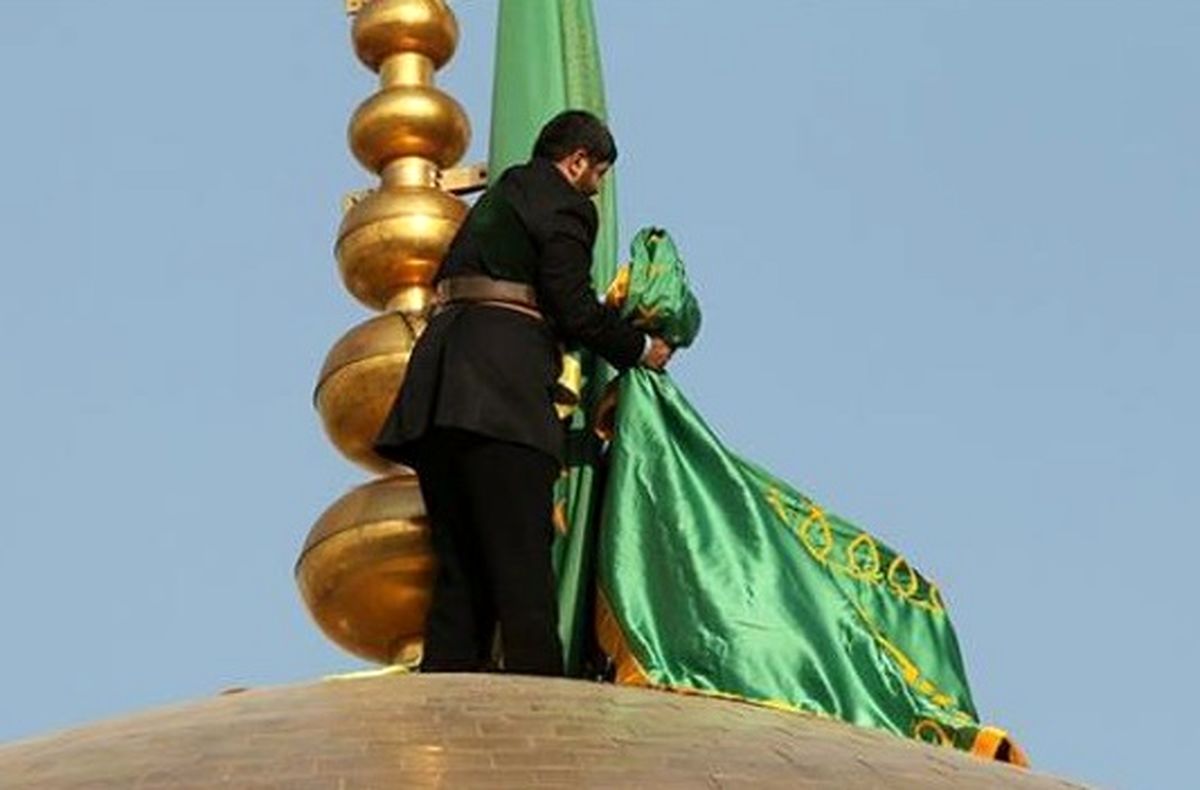 تعویض پرچم گنبد و پوش ضریح امام رضا(ع) پس از دو ماه سیاه‌پوشی/ تصاویر