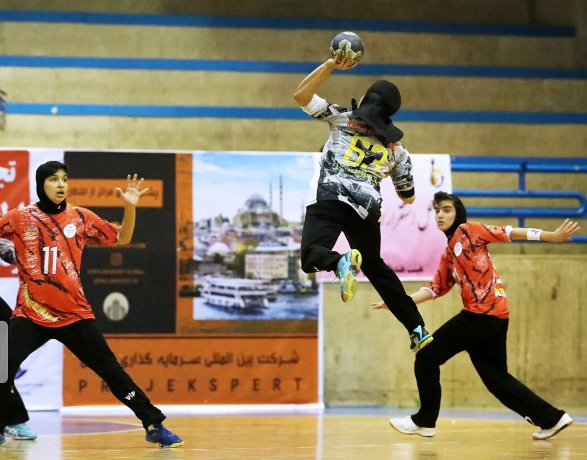 تصاویری از دیدار تیم های هندبال پرسپولیس بهبهان و کربنات فیروزآباد