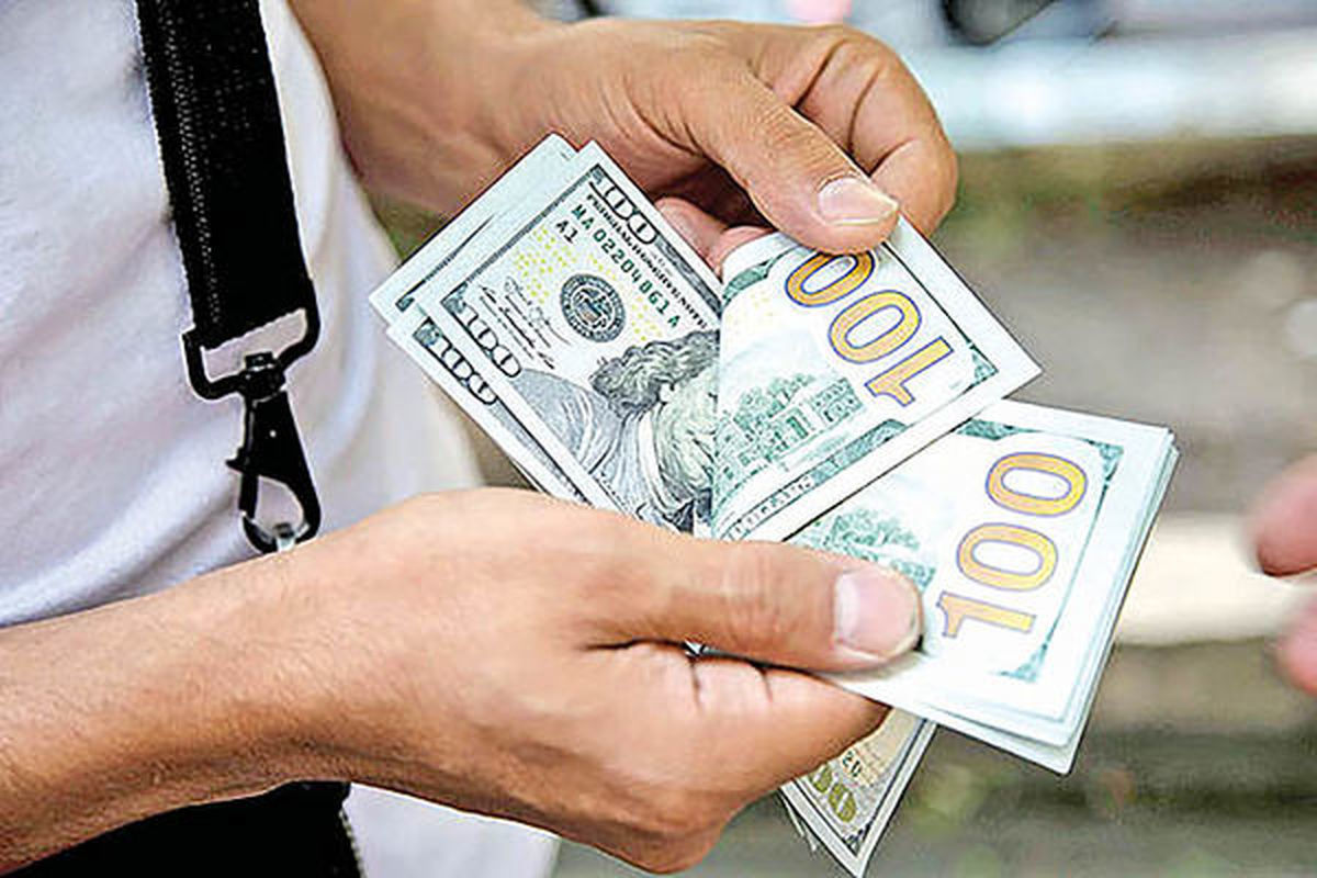 سقوط دلار در بازار شبانه دلار مشهد/ ویدئو