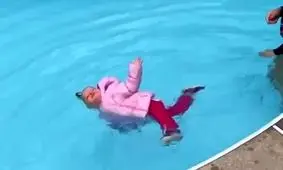 آموزش زنده ماندن کودکان پس از سقوط در آب