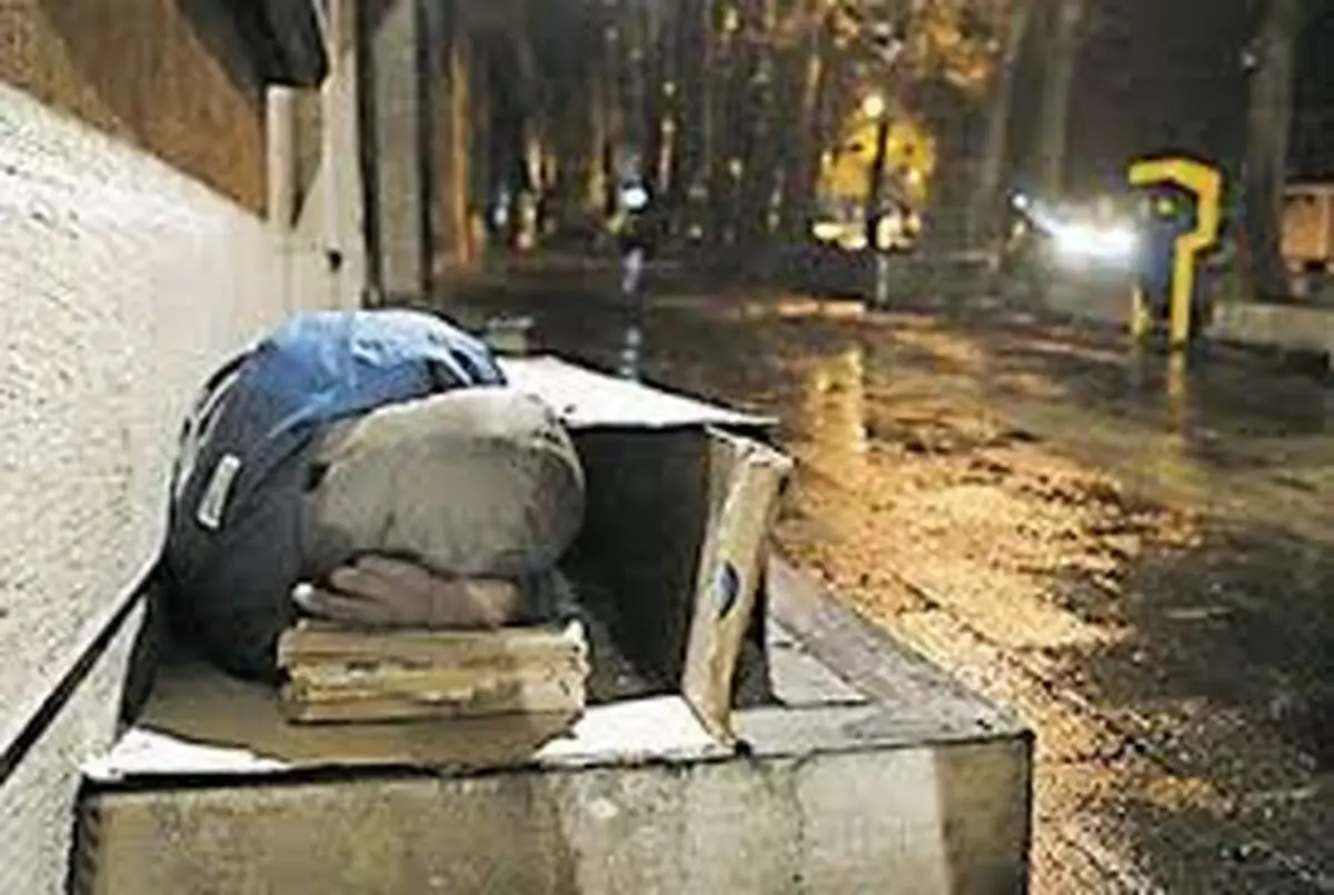 کارتن خوابی که روی دلار می‌خوابد!