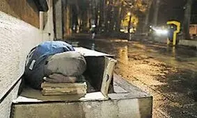کارتن خوابی که روی دلار می‌خوابد!