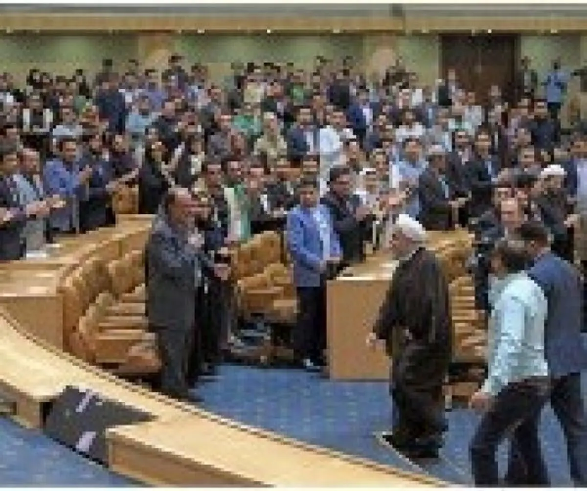 نخستین تصویر از مراسم افطار دیروز در اینستاگرام رییس جمهور؛ عماد الدین خاتمی در کنار روحانی/تصاویری از مراسم افطار رییس جمهور با حضور جوانان