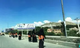زنان رفتگر درحال تمیز کردن یکی از خیابان های اصلی شهر