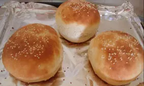 چگونه در خانه نان همبرگری بپزیم؟