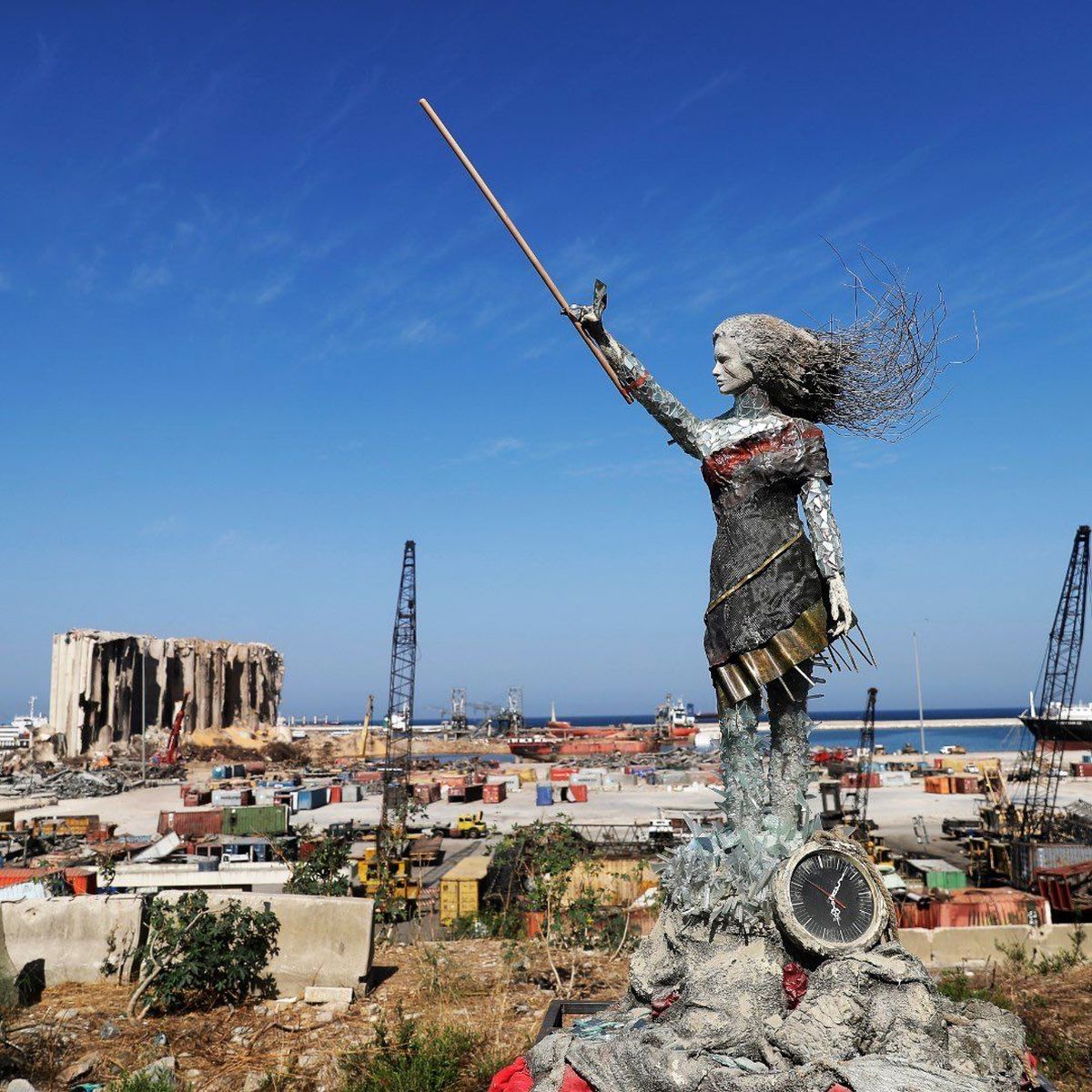 مجسمه یادبود با استفاده از خرده قطعات ناشی از انفجار بیروت/ ویدئو