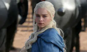 ماجرای ایستادگی امیلیا کلارک مقابل نویسندگان "بازی تاج و تخت"