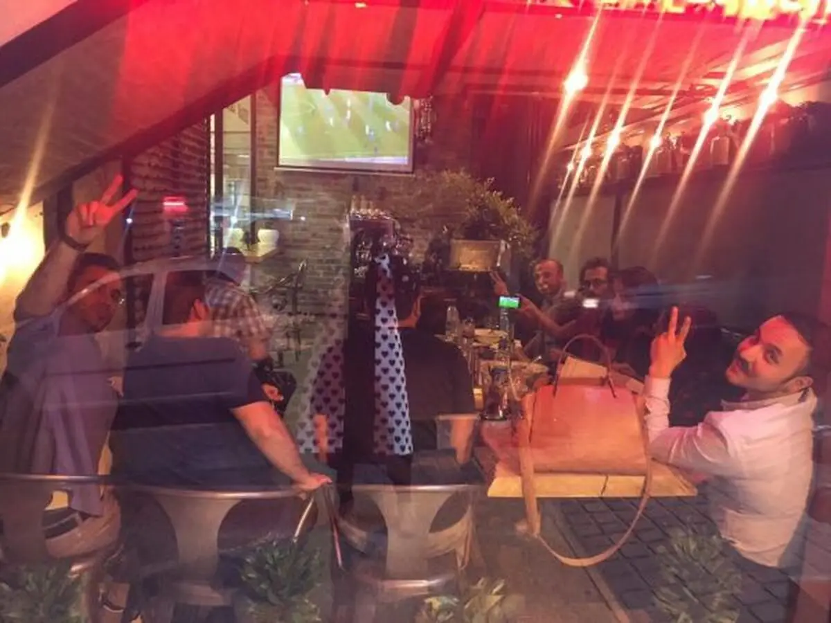 تماشای دسته جمعی فوتبال ایران و ازبکستان