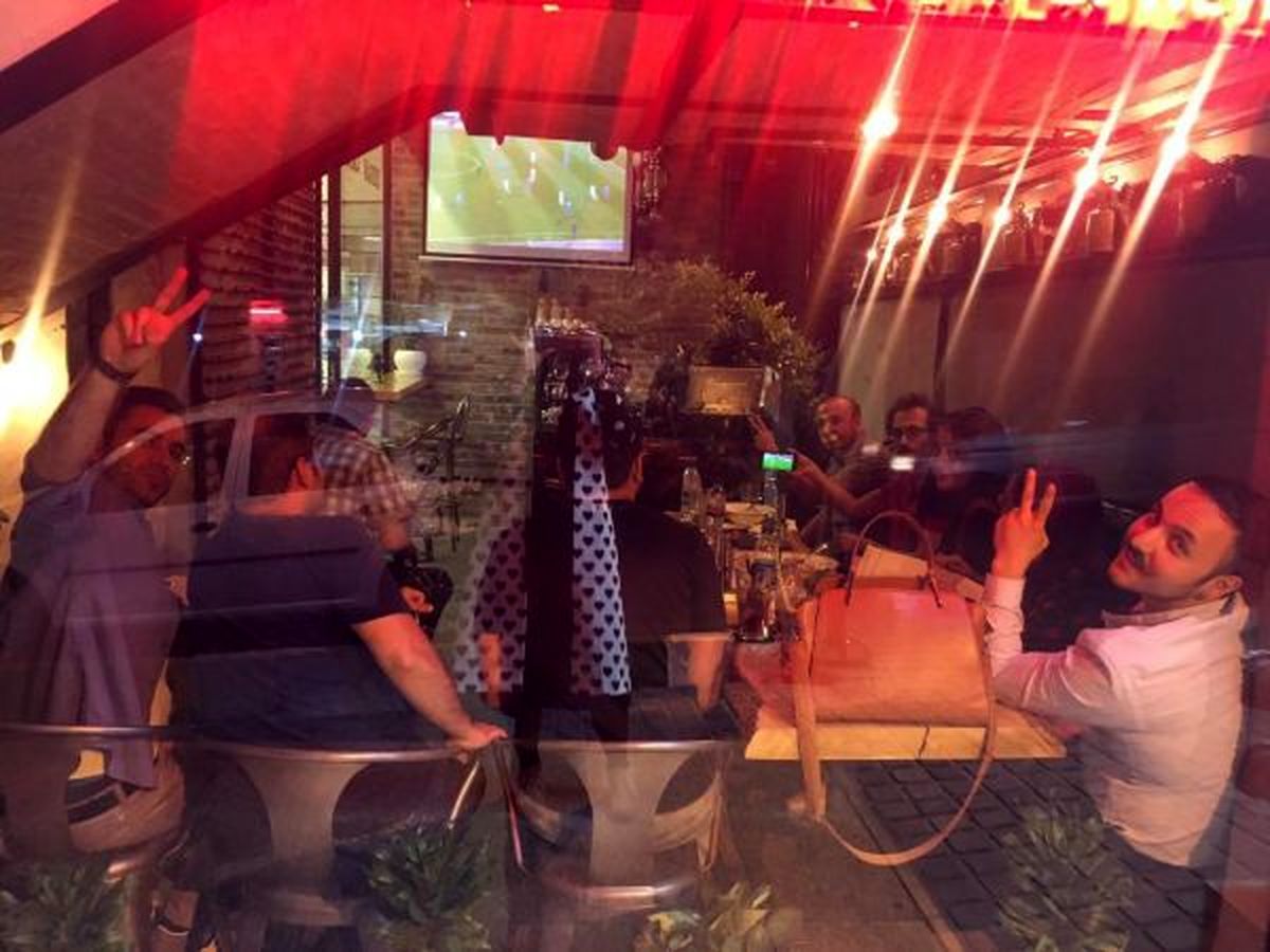 تماشای دسته جمعی فوتبال ایران و ازبکستان