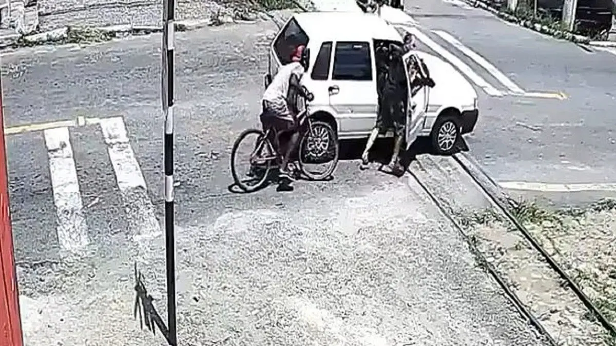 خاموش شدن خودروی راننده بدشانس روی ریل قطار!