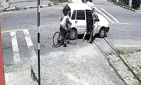 خاموش شدن خودروی راننده بدشانس روی ریل قطار!