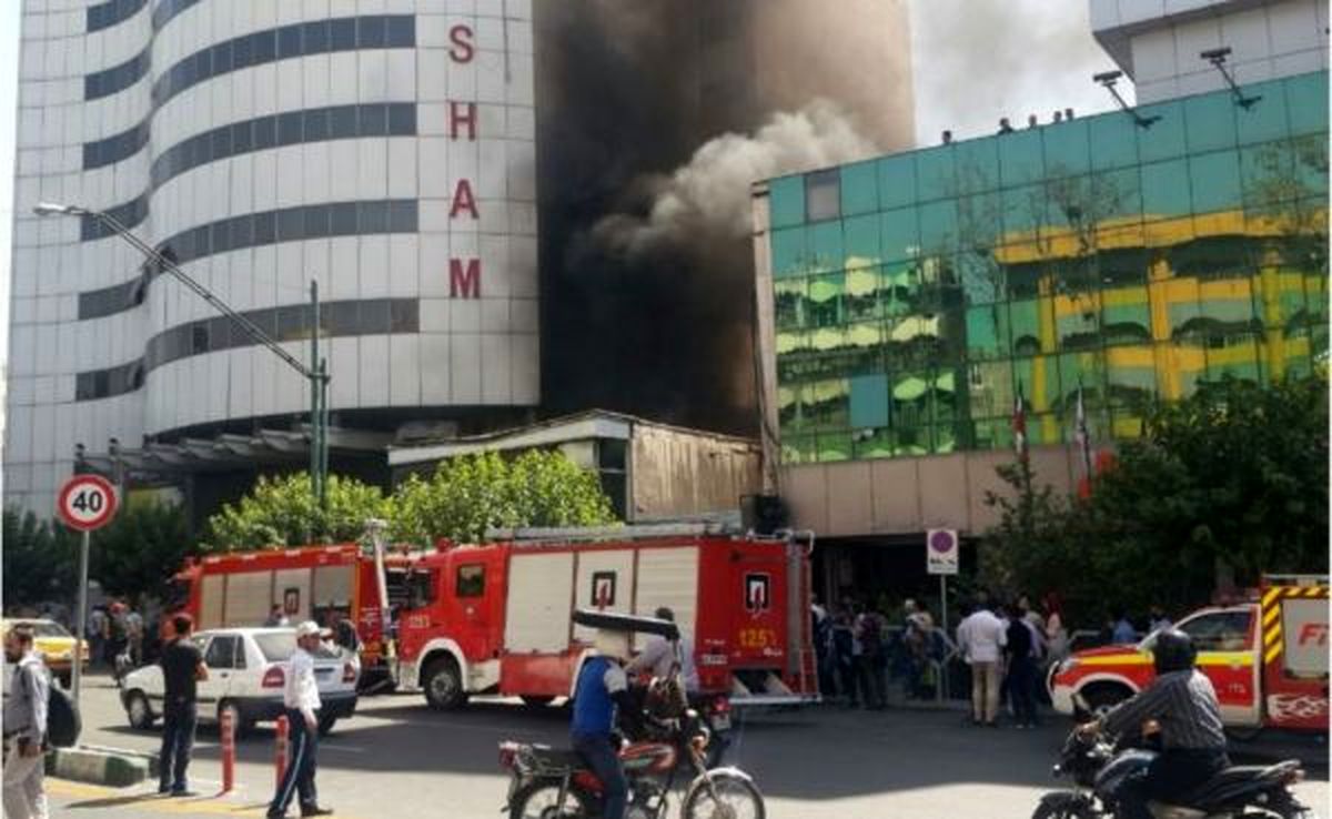 آتش سوزی گسترده ساختمان 11 طبقه اداری در بلوار کشاورز