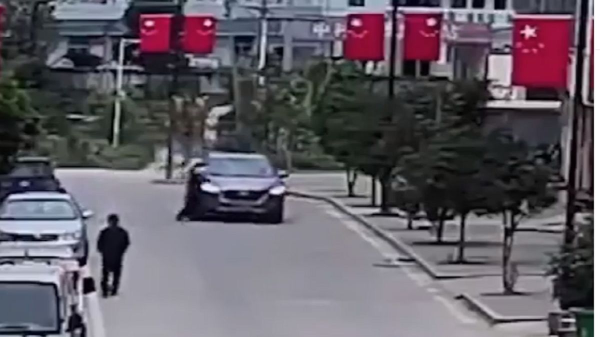 اتفاقی عجیب حین تصادف خودرو با مادر و فرزند/ ویدئو