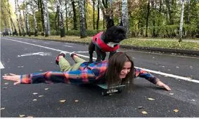 توانایی باور نکردنی سگ بولداگ در بازی اسکیت