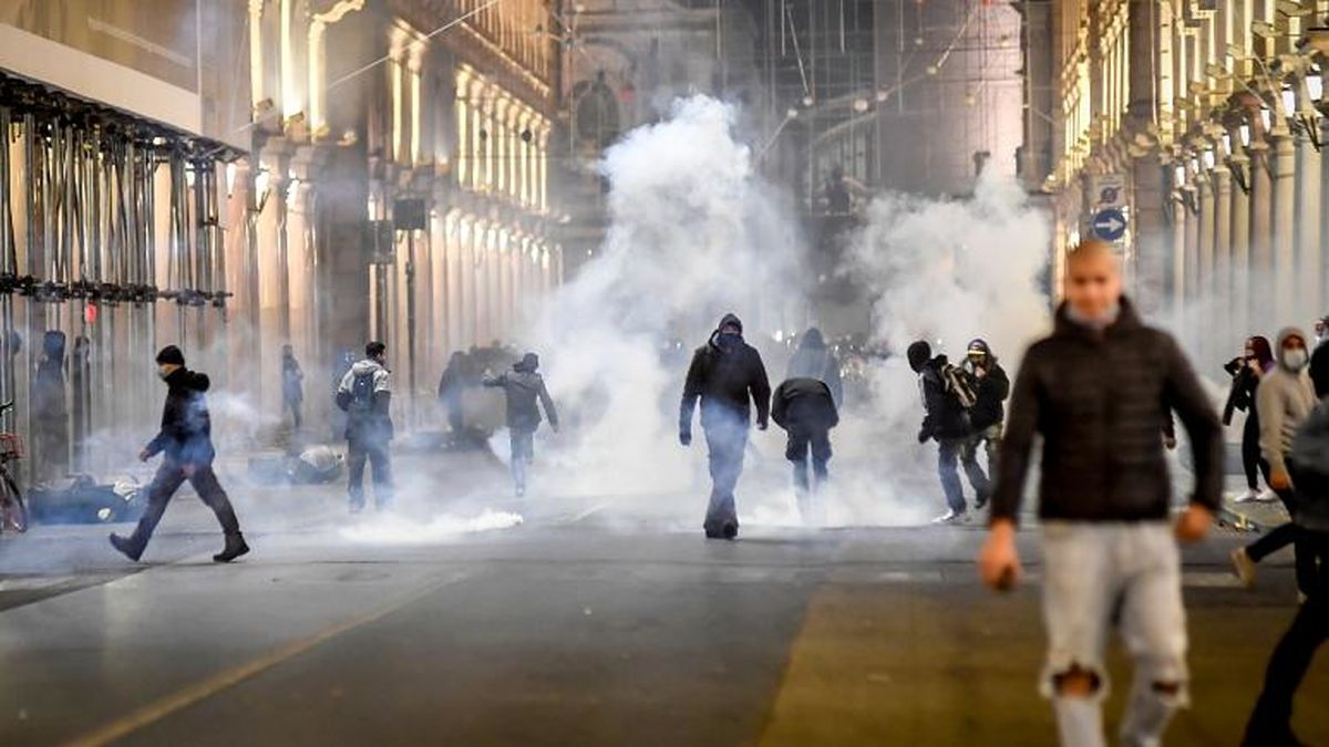 اعتراض به محدودیت‌های کرونایی در میلان و تورین ایتالیا به خشونت کشیده شد 