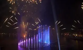 جشن و آتش‌بازی برای ساخت بزرگترین فواره جهان در دبی/ ویدئو