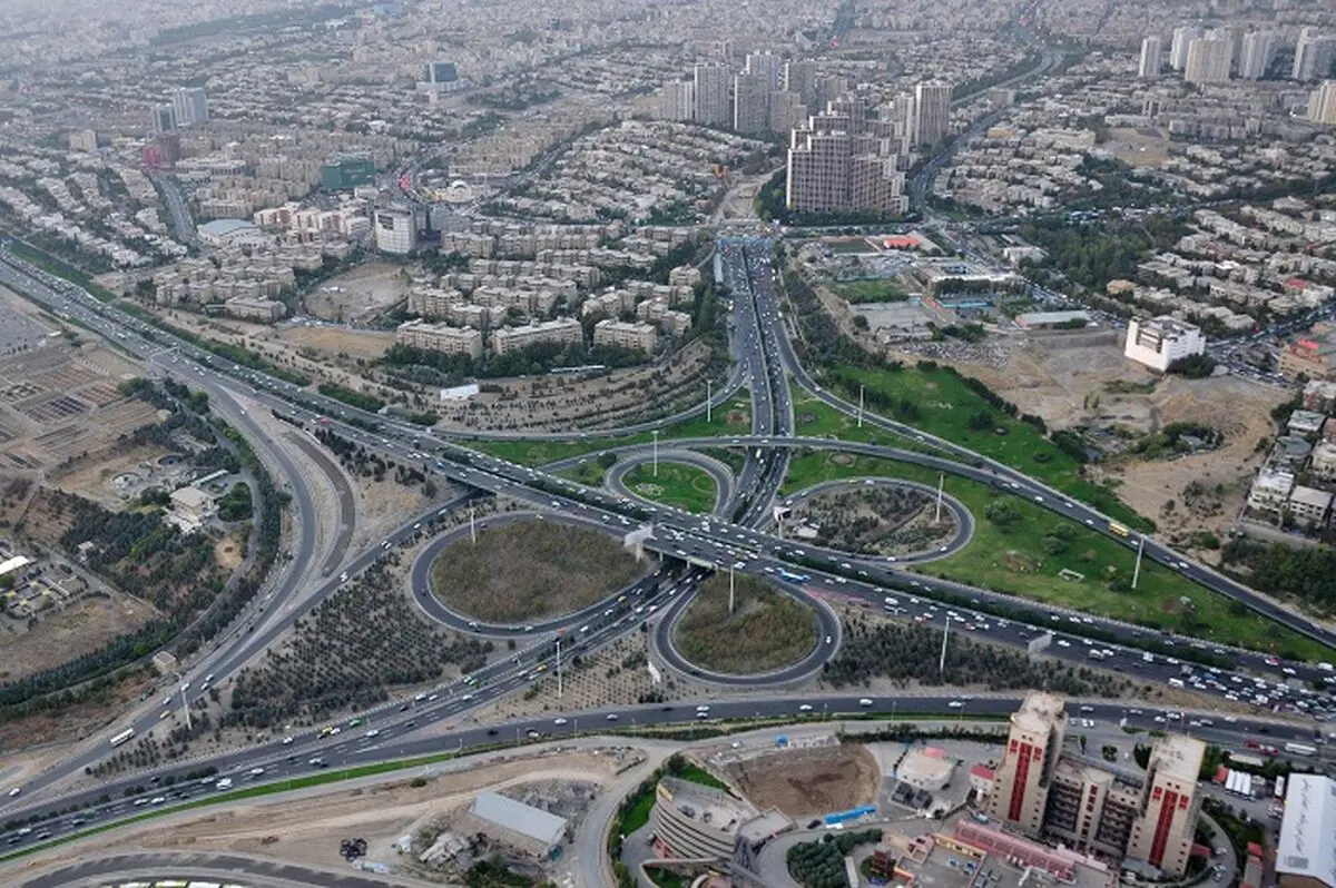 آتش سوزی درختان در بزرگراه همت تهران/ ویدئو