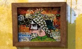 قرار گرفتن خاک‌های رنگی در میان قاب آثار هنری زنان جزیره هرمز