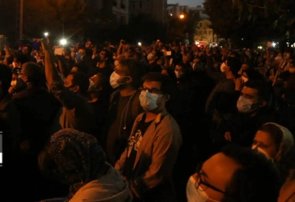 شعر خوانی دوستداران شجریان در خیابان فجر تهران/ ویدئو