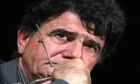 طرفداران استاد شجریان در مقابل بیمارستان «جم» شمع روشن کردند/ عکس