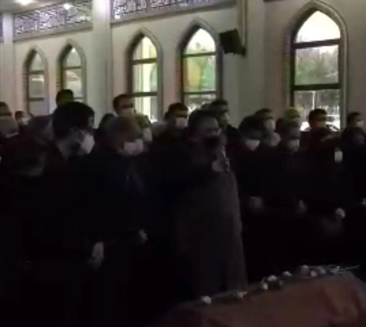 فیلمی از اقامه نماز بر پیکر استاد محمدرضا شجریان