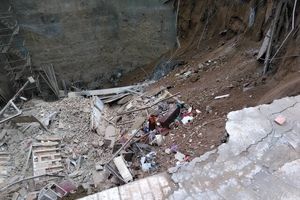 مدفون شدن چند تن در پی ریزش ساختمان در تهران با وجود اخطار قبلی/ فیلم