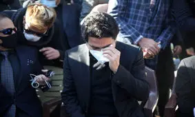 غمگین‌ترین مرغ سحر؛ همایون بر مزار پدر خواند/ ویدئو