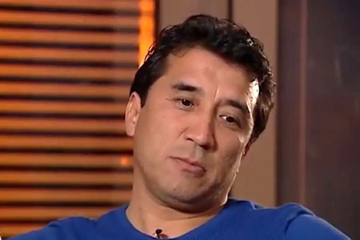 خداداد عزیزی در مراسم تشییع استاد شجریان/ ویدئو