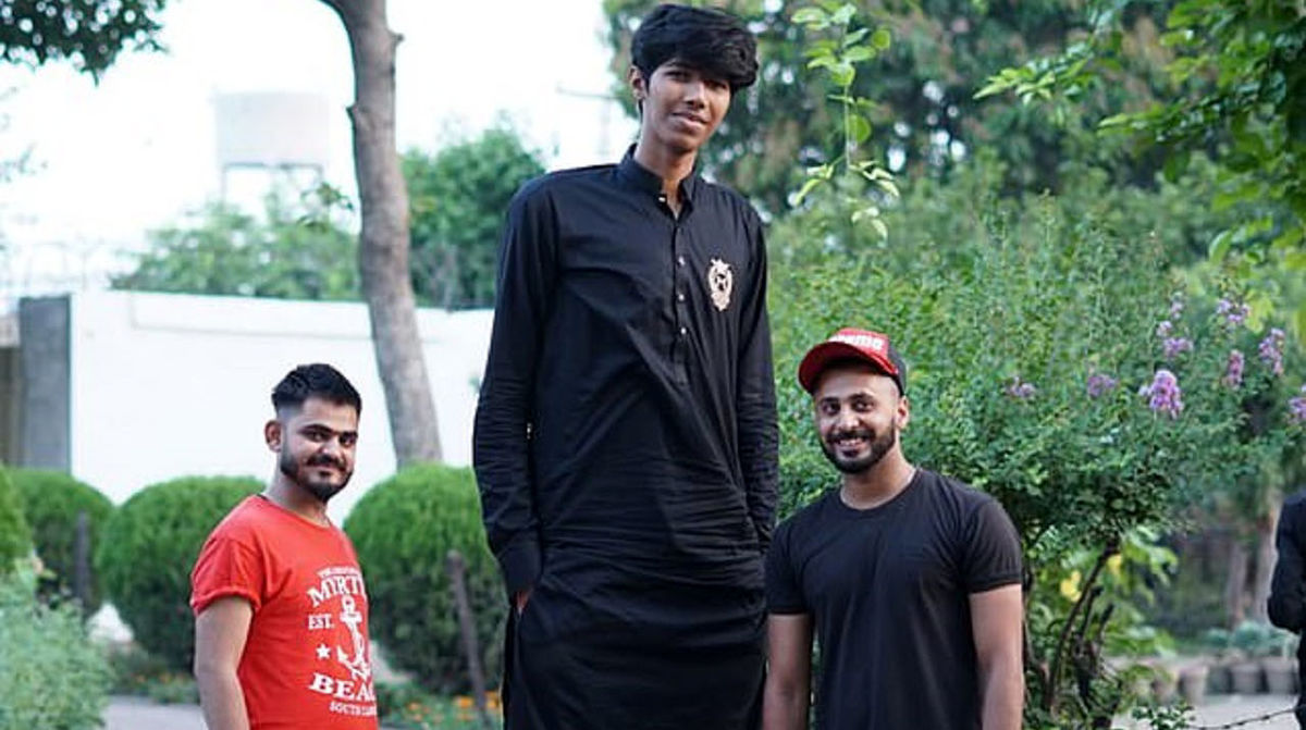 نوجوان ۲.۵ متری که غول پاکستان لقب گرفته است
